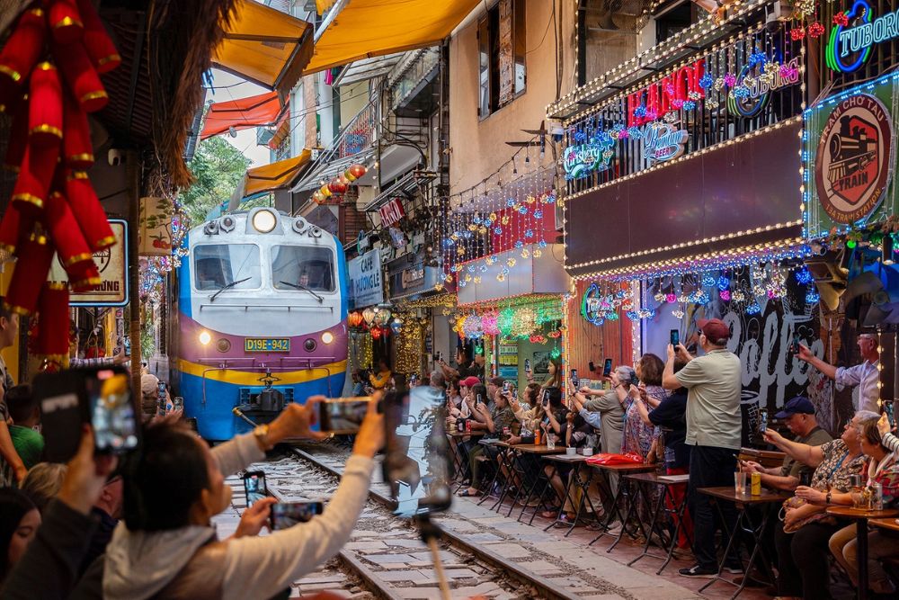 train street hanoi